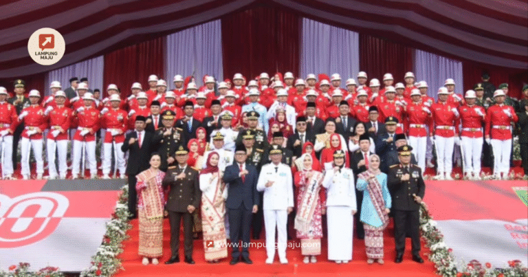 Ketua DPRD Provinsi Lampung membacakan teks Proklamasi dalam upacara memperingati HUT ke-80 Kemerdekaan Republik Indonesia (RI) di Lapangan Korpri Komplek Kantor Gubernur