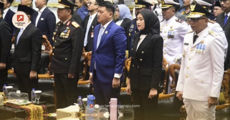 Ketua DPRD Provinsi Lampung Bapak Ahmad Giri Akbar, SE., M.B.A dan Ketua Fraksi – fraksi serta Sekretaris DPRD Provinsi Lampung menghadiri Acara Pelantikan dan Pengambilan Sumpah Jabatan Bupati Pesawaran Ibu Nanda Indira dan Wakil Bupati Pesawaran