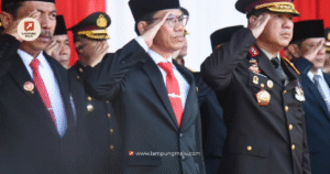 Anggota DPRD Provinsi Lampung, H. Ade Utami Ibnu mengikuti Upacara Penurunan Bendera Merah Putih sebagai rangkaian peringatan HUT ke-80 Kemerdekaan Republik Indonesia di Lapangan Korpri komplek Kantor Gubernur Lampung